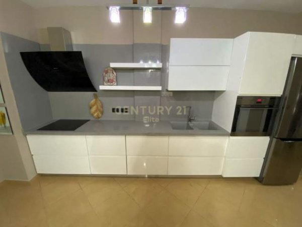 Tirane, jepet me qera apartament 2+1+A+BLK Kati 8, 120 m² 1.500 Euro (Ish Blloku)