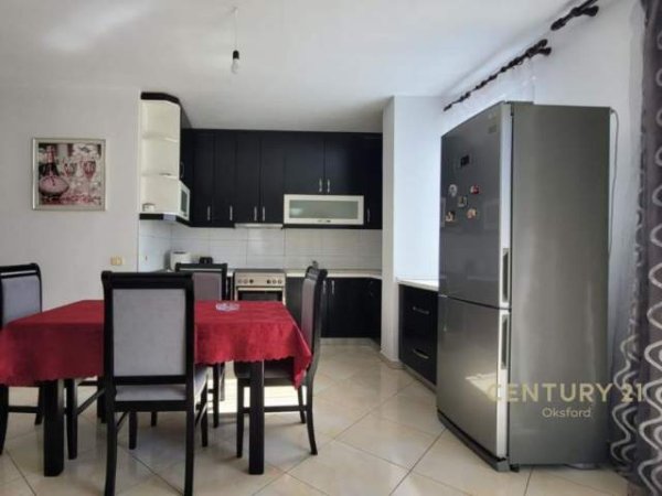 Tirane, jepet me qera apartament 2+1 Kati 2, 400 Euro (Selit)