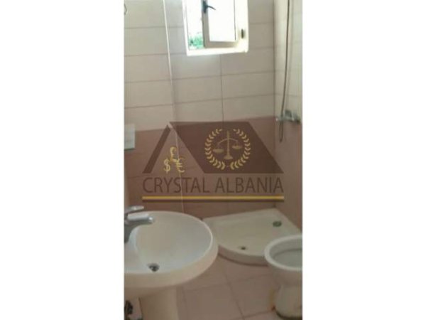 Tirane, jepet me qera apartament 2+1 Kati 1, 86 m² 30.000 Leke (Ne fund te bulevardit te ri)