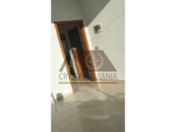 Tirane, jepet me qera apartament 2+1 Kati 1, 86 m² 30.000 Leke (Ne fund te bulevardit te ri)