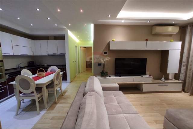 Tirane, jepet me qera apartament 3+1 Kati 5, 100 m² 800 Euro (rruga kavajes)