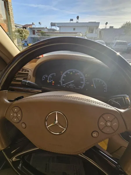 Tirane, shitet makine Mercedes benz s350 2013 Nafte, e zeze automatik Klima 209.000 km 23.000 €