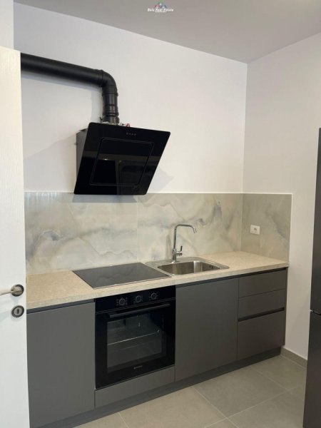 Tirane, jepet me qera apartament 1+1+Ballkon Kati 4, 64 m² 550 € (asl 2)