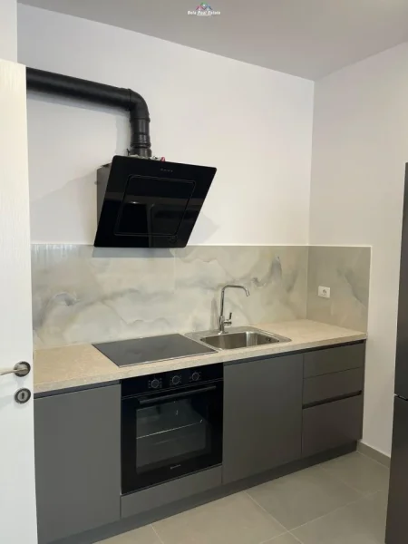 Tirane, jepet me qera apartament 1+1+Ballkon Kati 4, 64 m² 530 € (asl 2)