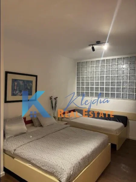 Tirane, shitet apartament 1+1 Kati 1, 60 m² 150.000 € (Bulevardi Bajram Curri, afer Xhamise se Tabakeve)