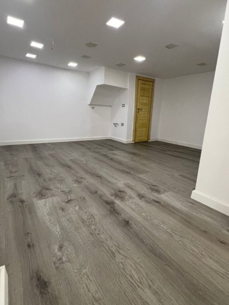 Tirane, jepet me qera ambjent biznesi Kati 0, 30 m² 500 € (DON BOSKO)
