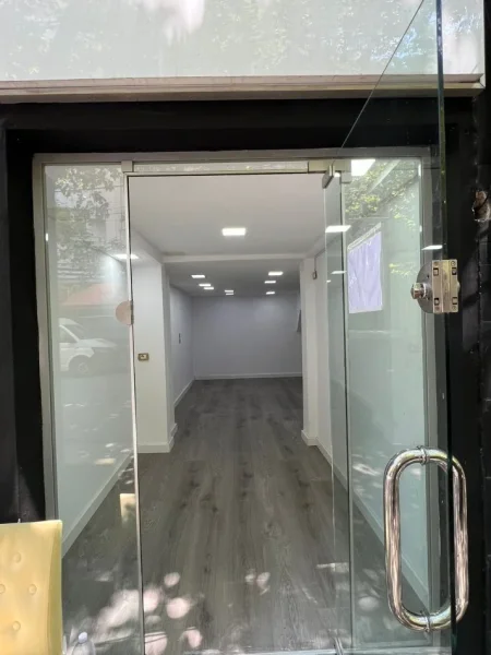 Tirane, jepet me qera ambjent biznesi Kati 0, 30 m² 500 € (DON BOSKO)