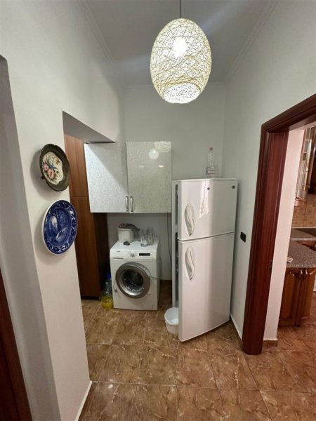 Tirane, jepet me qera apartament 2+1 Kati 1, 90 m² 600 € (Vasil Shanto)