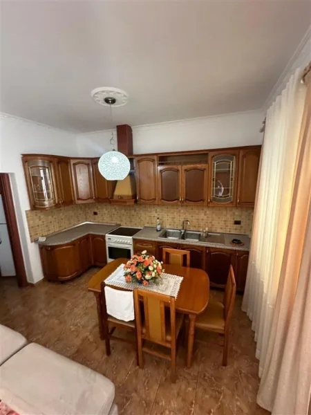 Tirane, jepet me qera apartament 2+1 Kati 1, 90 m² 600 € (Vasil Shanto)