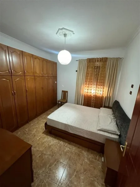 Tirane, jepet me qera apartament 2+1 Kati 1, 90 m² 600 € (Vasil Shanto)