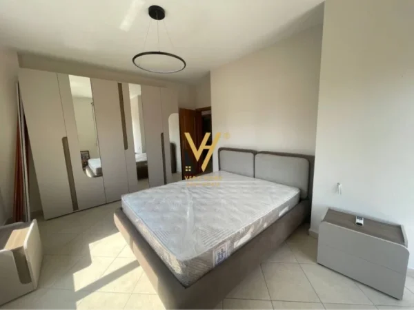 Tirane, jepet me qera apartament 2+1+Ballkon Kati 3, 110 m² 850 € (RRUGA E KAVAJES)
