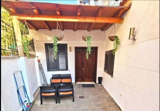 Tirane, jepet me qera shtepi 1 Katshe Kati 0, 100 m² 700 € (Jeronim de Rada)