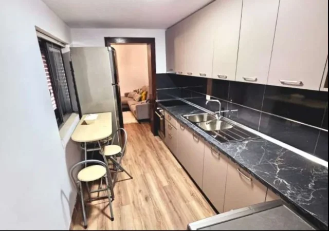 Tirane, jepet me qera shtepi 1 Katshe Kati 0, 100 m² 700 € (Jeronim de Rada)