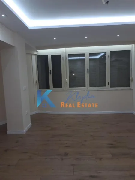 Tirane, jepet me qera zyre Kati 3, 80 m² 900 € (Qender, te 9 kateshet)