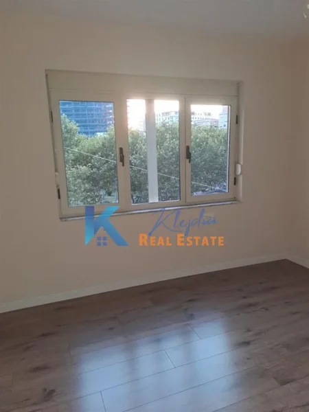 Tirane, jepet me qera zyre Kati 3, 80 m² 900 € (Qender, te 9 kateshet)