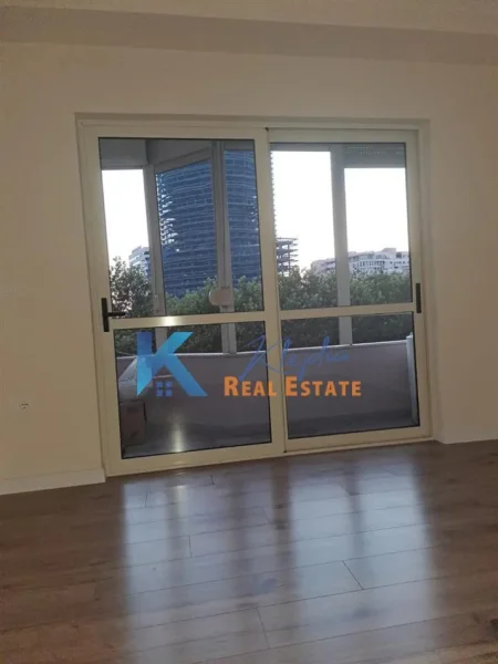 Tirane, jepet me qera zyre Kati 3, 80 m² 900 € (Qender, te 9 kateshet)