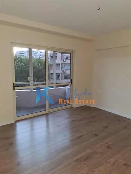 Tirane, jepet me qera zyre Kati 3, 80 m² 900 € (Qender, te 9 kateshet)