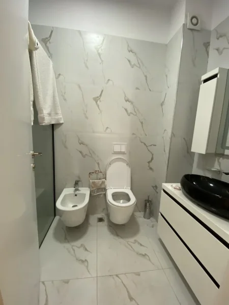 Tirane, jepet me qera apartament 2+1+2 Kati 2, 88 m² 500 € (Casa Italia, Tirana Entry 1)