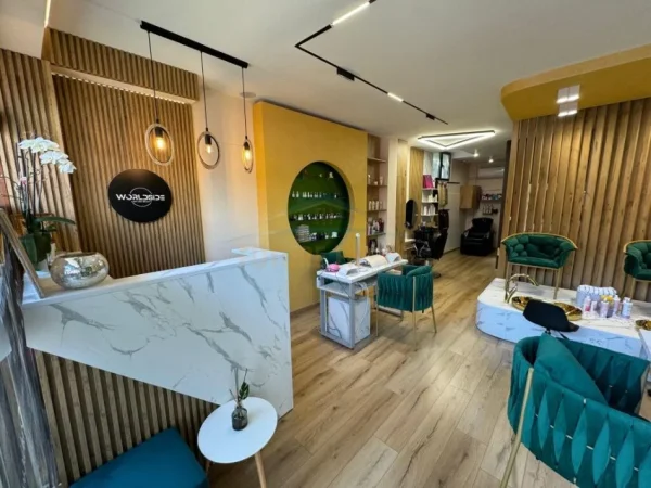 Tirane, jepet me qera dyqan Kati 1, 52 m² 900 € (Porcelan)