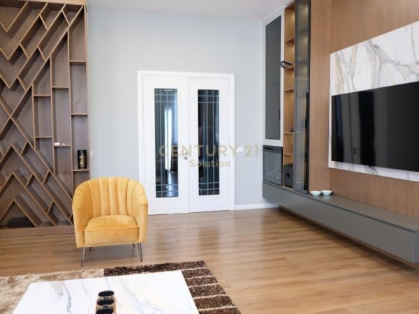 Tirane, jap me qera apartament 3+1+2+ 2 POSTE PARKIMI , 220 m² 2.500 € (Liqeni i Thatë)