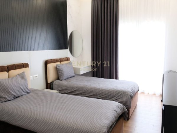 Tirane, jap me qera apartament 3+1+2+ 2 POSTE PARKIMI , 220 m² 2.500 € (Liqeni i Thatë)