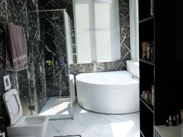 Tirane, jap me qera apartament 3+1+2+ 2 POSTE PARKIMI , 220 m² 2.500 € (Liqeni i Thatë)