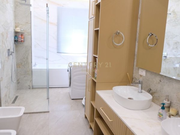Tirane, jap me qera apartament 3+1+2+ 2 POSTE PARKIMI , 220 m² 2.500 € (Liqeni i Thatë)