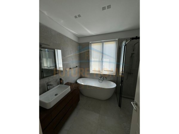 Tirane, jap me qera Vile 4+1+Aneks+Ballkon Kati 3, 300 m² 3.500 € (Rruga e Vilave)
