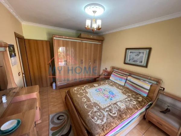 Tirane, jepet me qera apartament 1+1+Aneks+Ballkon Kati 2, 65 m² 600 € (Komuna e Parisit, pallati i Vodafone)