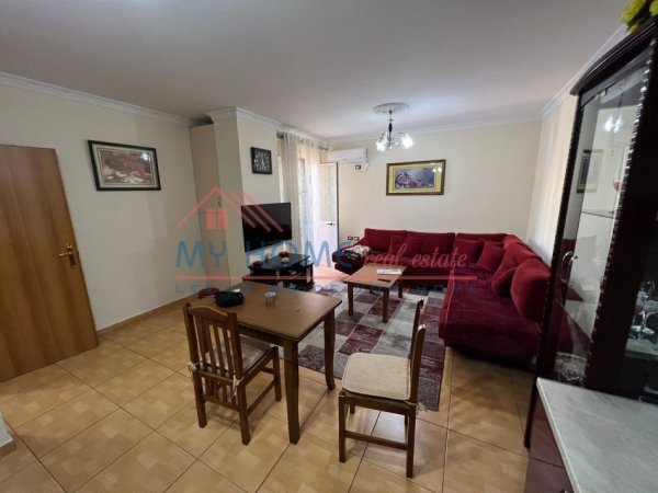 Tirane, jepet me qera apartament 1+1+Aneks+Ballkon Kati 2, 65 m² 600 € (Komuna e Parisit, pallati i Vodafone)