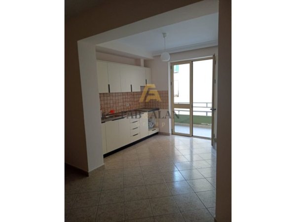 Tirane, jepet me qera apartament 1+1 Kati 3, 70 m² 450 € (Myslym Shyr)