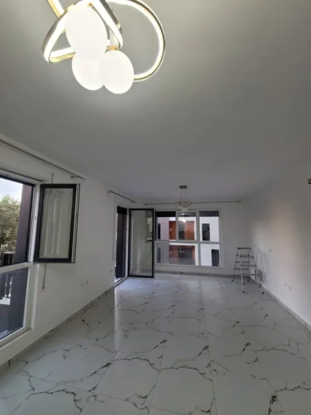 Tirane, jepet me qera apartament 2+1+Ballkon Kati 2, 100 m² 600 € (DON BOSKO)