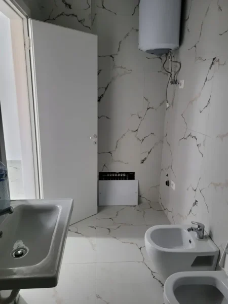 Tirane, jepet me qera apartament 2+1+Ballkon Kati 2, 100 m² 600 € (DON BOSKO)