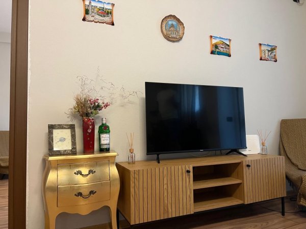 Tirane, jepet me qera apartament 2+1+Ballkon Kati 2, 850 € (Myslym Shyri)