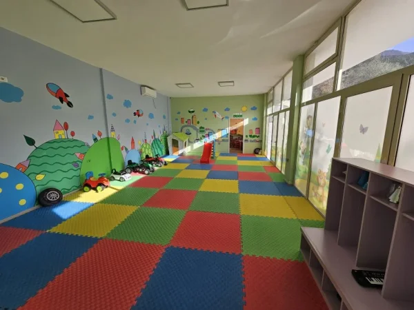 Tirane, jepet me qera godine / Kopesht 400 m² (Rruga Muhamet Deliu)