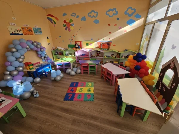 Tirane, jepet me qera godine / Kopesht 400 m² (Rruga Muhamet Deliu)