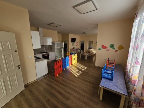 Tirane, jepet me qera godine / Kopesht 400 m² (Rruga Muhamet Deliu)