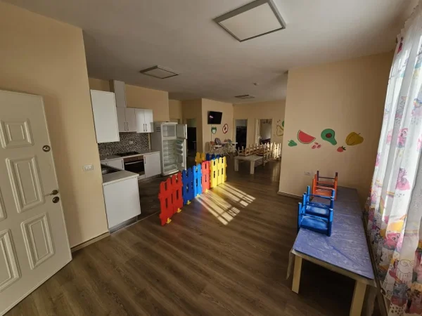 Tirane, jepet me qera godine / Kopesht 400 m² (Rruga Muhamet Deliu)