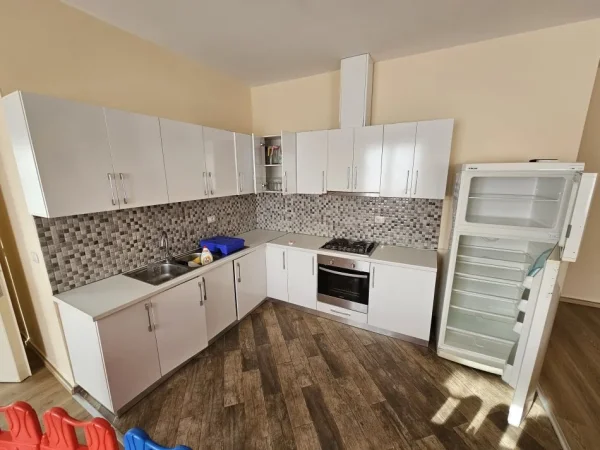 Tirane, jepet me qera godine / Kopesht 400 m² (Rruga Muhamet Deliu)