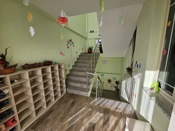 Tirane, jepet me qera godine / Kopesht 400 m² (Rruga Muhamet Deliu)