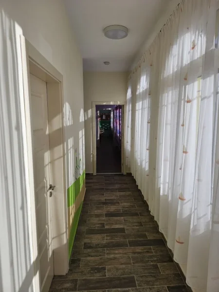 Tirane, jepet me qera godine / Kopesht 400 m² (Rruga Muhamet Deliu)