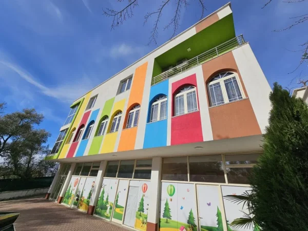 Tirane, jepet me qera godine / Kopesht 400 m² (Rruga Muhamet Deliu)