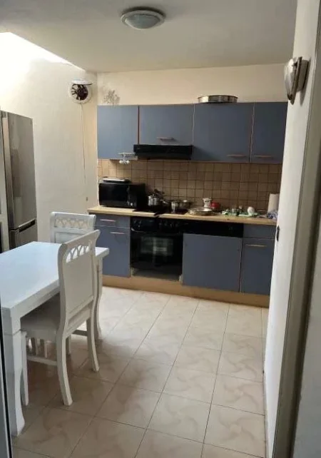 Tirane, jepet me qera apartament 3+1 Kati 2, 160 m² 650 € (BRRYLI)