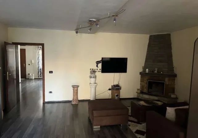 Tirane, jepet me qera apartament 3+1 Kati 2, 160 m² 650 € (BRRYLI)