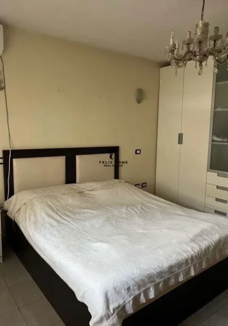 Tirane, jepet me qera apartament 3+1 Kati 2, 160 m² 650 € (BRRYLI)