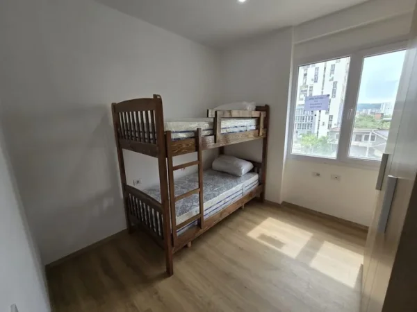 Tirane, jepet me qera apartament 2+1 Kati 1, 500 € (Ish Fusha e Aviacionit)
