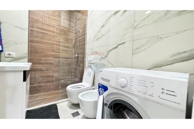 Tirane, jepet me qera apartament 1+1 , 70 m² 700 € (Qendër)