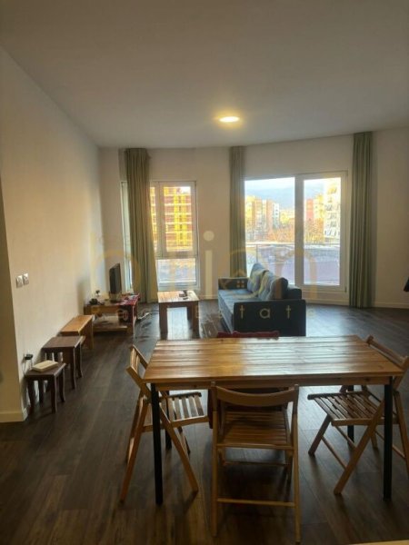 Tirane, jepet me qera apartament 2+1+Ballkon Kati 4, 173 m² 1.000 € (Ish Fusha e Aviacionit)