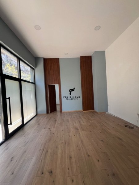 Tirane, jepet me qera dyqan Kati 0, 60 m² 1.000 € (21 DHJETORI)