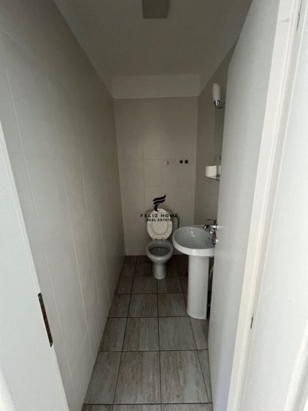 Tirane, jepet me qera dyqan Kati 0, 60 m² 1.000 € (21 DHJETORI)